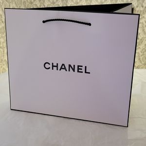C H A N E L  Gift bag and authentic tissue paper